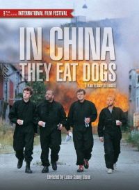   / I Kina spiser de hunde (1999)